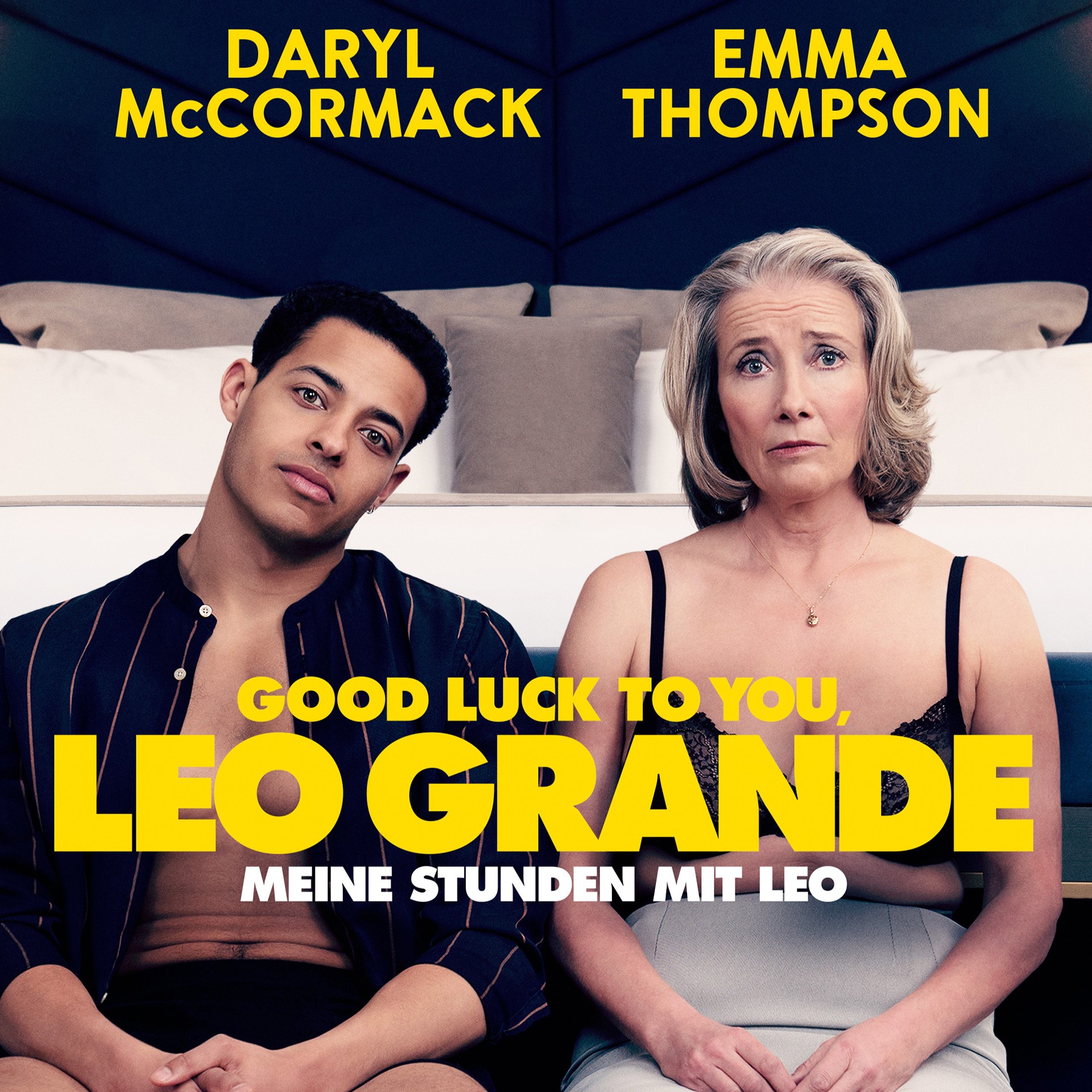 Das Filmplakat für "Meine Stunden mit Leo". Es zeigt die beiden Hauptdarsteller nebeneinander sitzend.